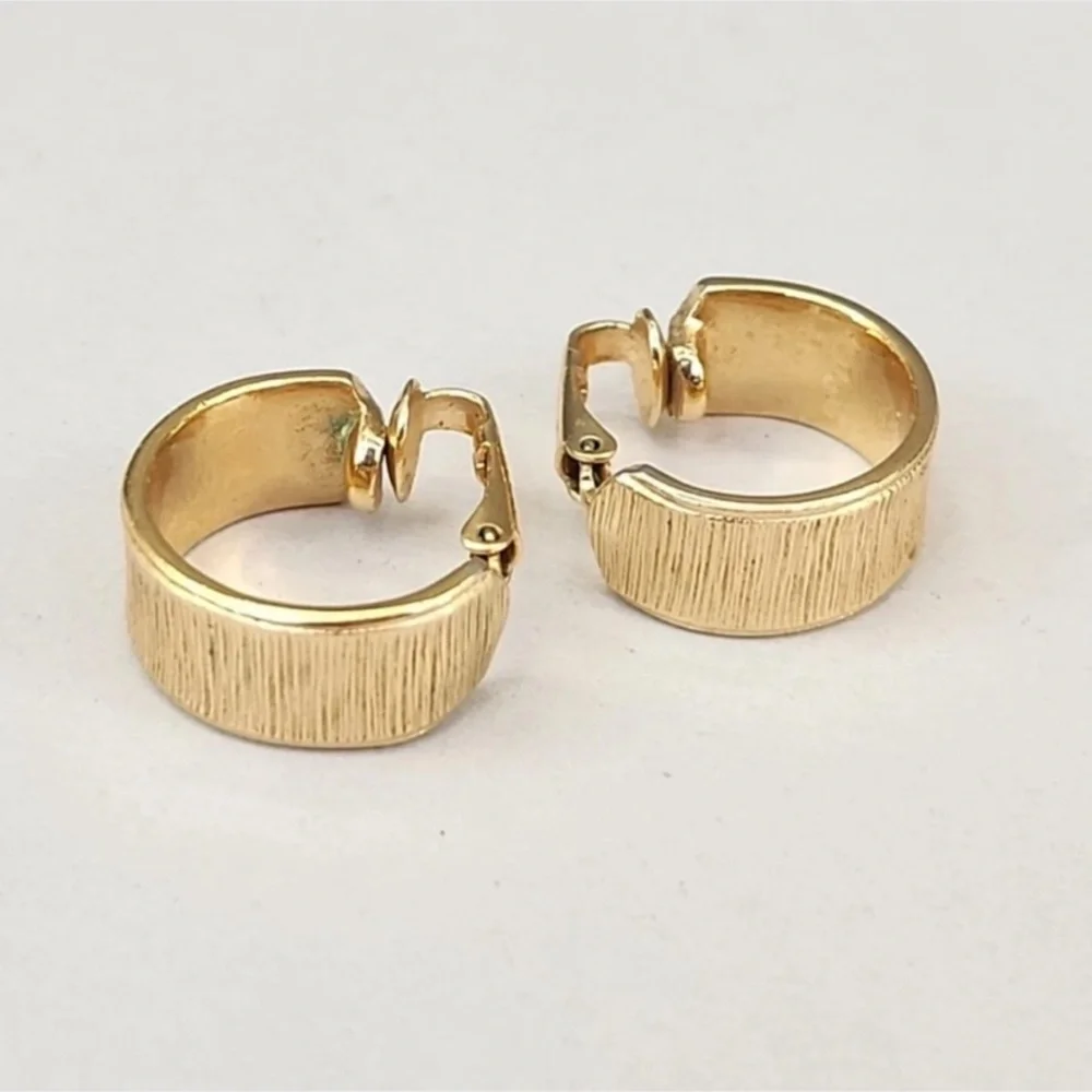 Sarah Coventry Vintage Elegant Gold Hoop Earrings Perfect Condition ClipOn Style
